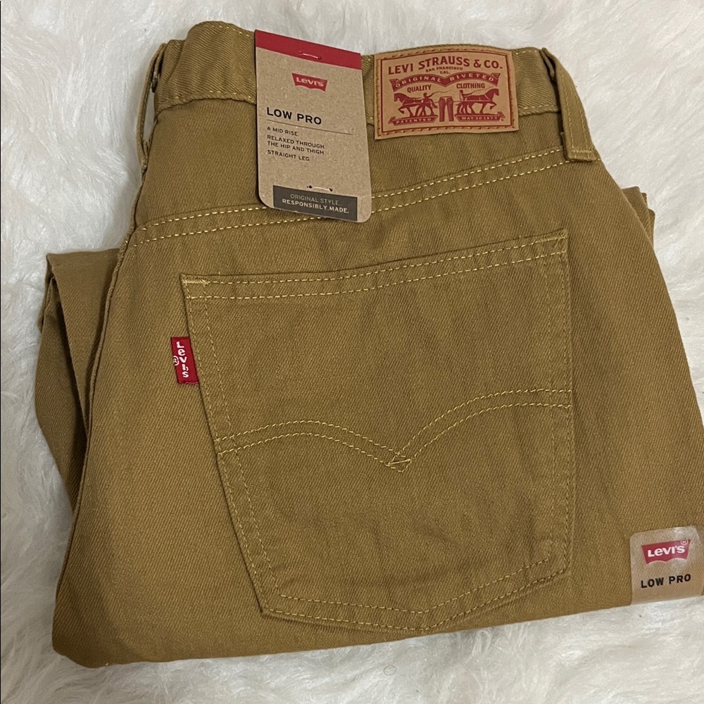 Levi's Women's Straight Leg Jeans in Tan